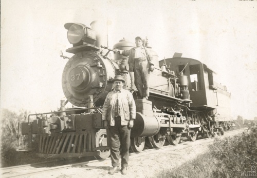 Imagen de Locomotora de vapor número 37 con su tripulación