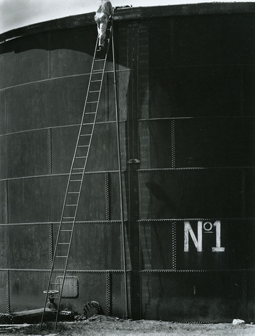 Imagen de Tanque de Gasolina Núm. 1. Impresión de negativo donado por Vittorio Vidali. Fototeca INAH